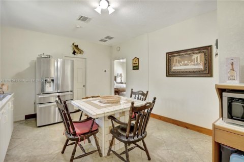 House in Clewiston, Florida 4 bedrooms, 176.89 sq.m. № 1944426 - photo 13