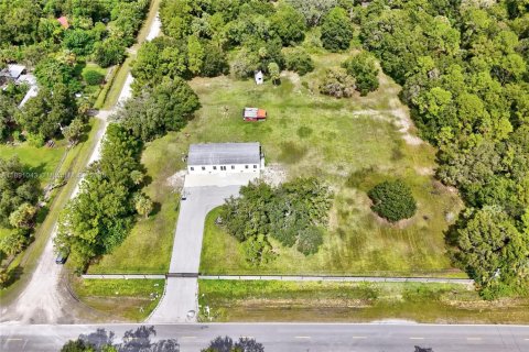 House in Clewiston, Florida 4 bedrooms, 176.89 sq.m. № 1944426 - photo 1