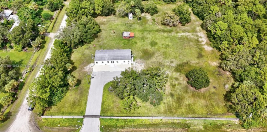 House in Clewiston, Florida 4 bedrooms, 176.89 sq.m. № 1944426