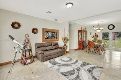 House in Clewiston, Florida 4 bedrooms, 176.89 sq.m. № 1944426 - photo 8