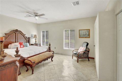House in Clewiston, Florida 4 bedrooms, 176.89 sq.m. № 1944426 - photo 14
