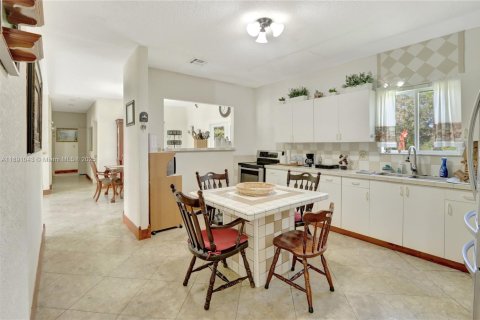 House in Clewiston, Florida 4 bedrooms, 176.89 sq.m. № 1944426 - photo 12