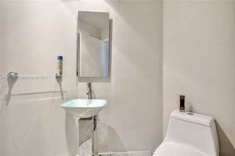 Condominio en venta en Miami, Florida, 3 dormitorios, 403.38 m2 № 1785795 - foto 27