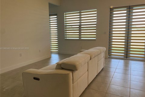 Casa en alquiler en Miramar, Florida, 4 dormitorios, 251.21 m2 № 1948257 - foto 16