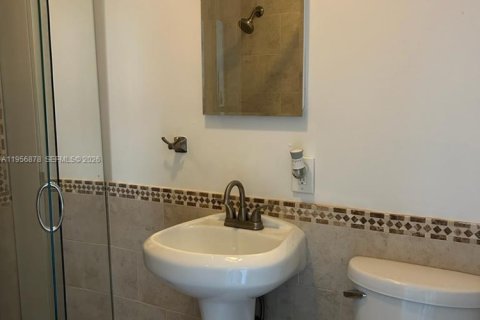 Casa en alquiler en Surfside, Florida, 3 dormitorios, 142.14 m2 № 2010813 - foto 9