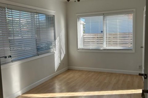 Casa en alquiler en Surfside, Florida, 3 dormitorios, 142.14 m2 № 2010813 - foto 12