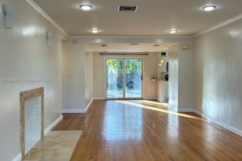 Casa en alquiler en Surfside, Florida, 3 dormitorios, 142.14 m2 № 2010813 - foto 2