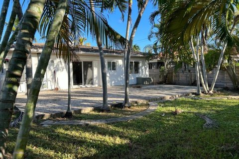 Casa en alquiler en Surfside, Florida, 3 dormitorios, 142.14 m2 № 2010813 - foto 17