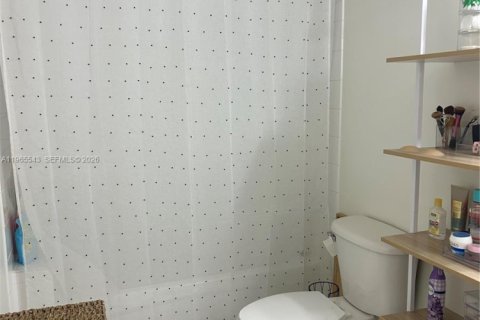 Condo in Miami, Florida, 1 bedroom  № 2028820 - photo 11