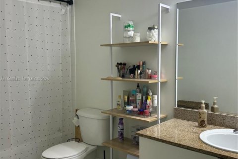 Condo in Miami, Florida, 1 bedroom  № 2028820 - photo 13