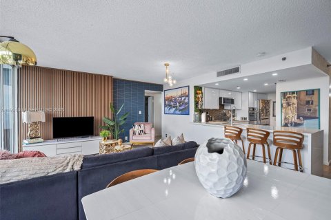 Купить кондоминиум в Норт-Бей-Виллидж, Флорида 2 спальни, 98.57м2, № 1992336 - фото 1