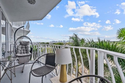 Купить кондоминиум в Норт-Бей-Виллидж, Флорида 2 спальни, 98.57м2, № 1992336 - фото 8