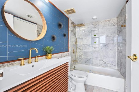 Купить кондоминиум в Норт-Бей-Виллидж, Флорида 2 спальни, 98.57м2, № 1992336 - фото 7