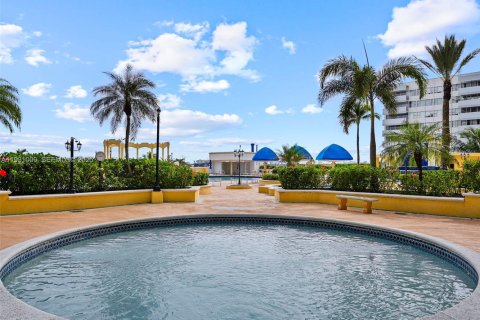 Купить кондоминиум в Норт-Бей-Виллидж, Флорида 2 спальни, 98.57м2, № 1992336 - фото 10