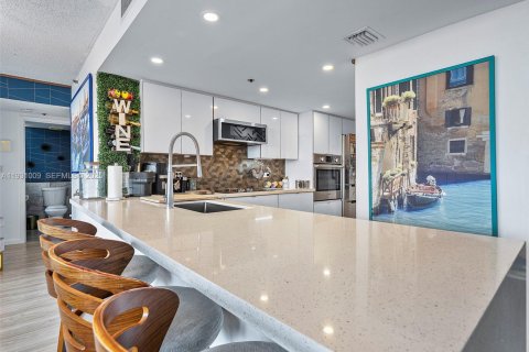 Купить кондоминиум в Норт-Бей-Виллидж, Флорида 2 спальни, 98.57м2, № 1992336 - фото 18