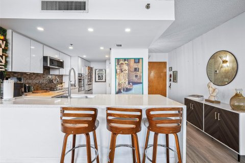 Купить кондоминиум в Норт-Бей-Виллидж, Флорида 2 спальни, 98.57м2, № 1992336 - фото 3