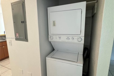 Appartement à louer à North Miami Beach, Floride: 2 chambres, 92.9 m2 № 1952279 - photo 8