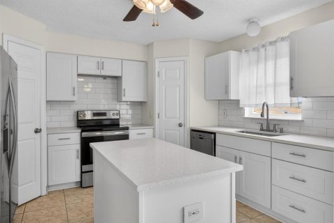 House in Clermont, Florida 4 bedrooms, 197.7 sq.m. № 2206784 - photo 3