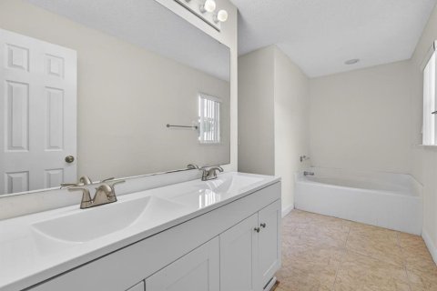 House in Clermont, Florida 4 bedrooms, 197.7 sq.m. № 2206784 - photo 13