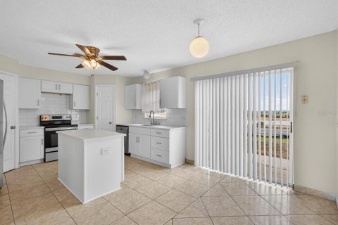 House in Clermont, Florida 4 bedrooms, 197.7 sq.m. № 2206784 - photo 5