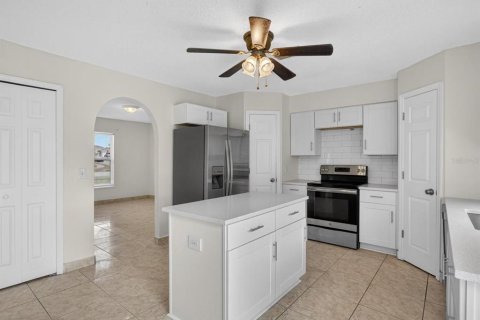 House in Clermont, Florida 4 bedrooms, 197.7 sq.m. № 2206784 - photo 4