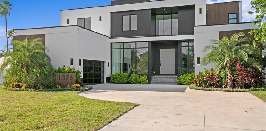 House in Saint Petersburg, Florida 5 bedrooms, 536.98 sq.m. № 1914633