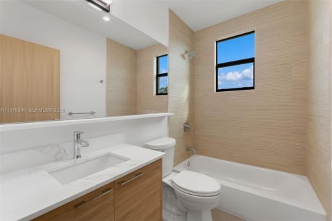 House in Miami, Florida 4 bedrooms, 273.78 sq.m. № 1982671 - photo 24