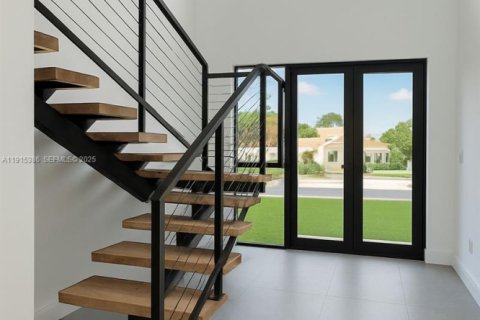 Casa en venta en Miami, Florida, 4 dormitorios, 273.78 m2 № 1982671 - foto 3