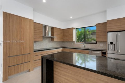 House in Miami, Florida 4 bedrooms, 273.78 sq.m. № 1982671 - photo 7