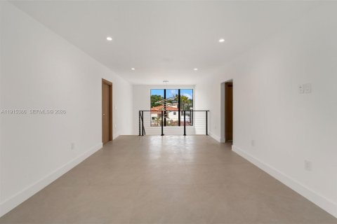 House in Miami, Florida 4 bedrooms, 273.78 sq.m. № 1982671 - photo 12