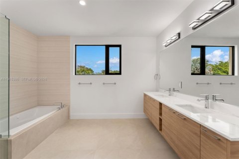 House in Miami, Florida 4 bedrooms, 273.78 sq.m. № 1982671 - photo 15
