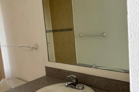 Copropriété à louer à Miami, Floride: 2 chambres, 72.84 m2 № 1999924 - photo 8