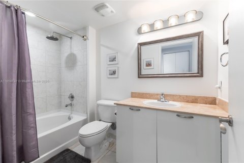 Copropriété à louer à Miami, Floride: 2 chambres, 105.35 m2 № 1957551 - photo 18