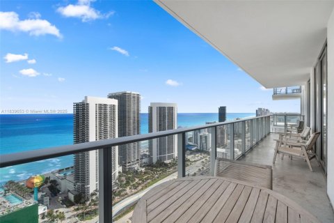 Condo in Hollywood, Florida, 3 bedrooms  № 1828338 - photo 1