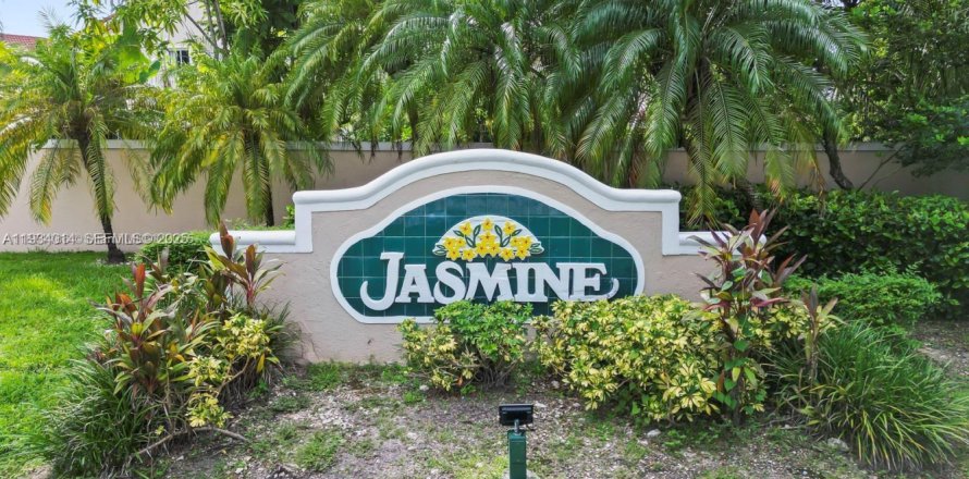 Adosado en Miami, Florida 3 dormitorios, 123.56 m2 № 1992299