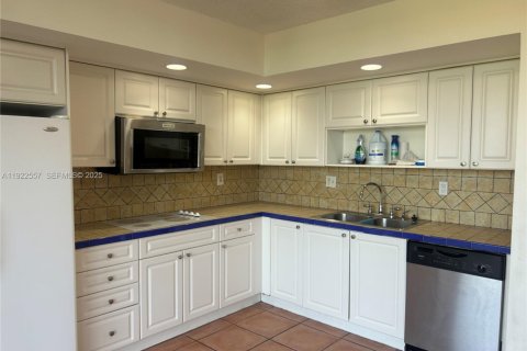 Condo in Miami, Florida, 3 bedrooms  № 2082799 - photo 3