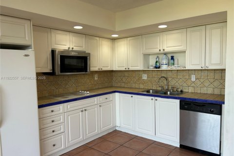 Condo in Miami, Florida, 3 bedrooms  № 2082799 - photo 2