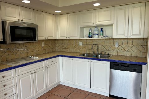 Condo in Miami, Florida, 3 bedrooms  № 2082799 - photo 4