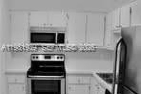 Condo in Hollywood, Florida, 1 bedroom  № 2043197 - photo 4