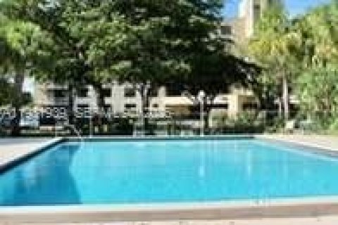 Condo in Hollywood, Florida, 1 bedroom  № 2043197 - photo 8