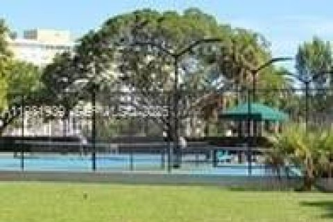 Condo in Hollywood, Florida, 1 bedroom  № 2043197 - photo 9