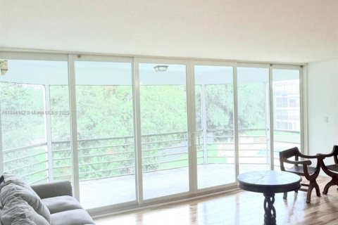 Copropriété à vendre à Miami, Floride: 2 chambres, 166.2 m2 № 1930972 - photo 17