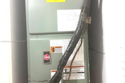 Copropriété à vendre à Miami, Floride: 2 chambres, 166.2 m2 № 1930972 - photo 25