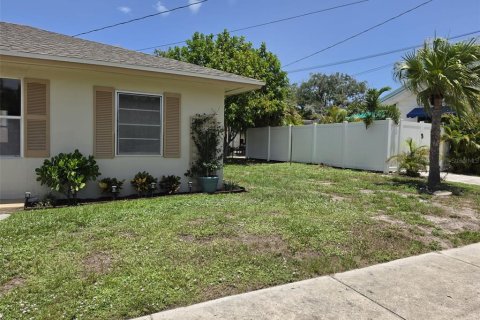 Duplex in Tarpon Springs, Florida 3 bedrooms, 135.27 sq.m. № 2209981 - photo 2