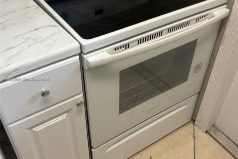 Condominio en venta en Hollywood, Florida, 2 dormitorios, 81.94 m2 № 1990581 - foto 2