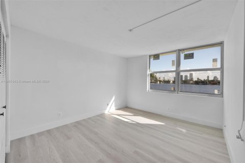 Condo in North Miami Beach, Florida, 2 bedrooms  № 1700386 - photo 20