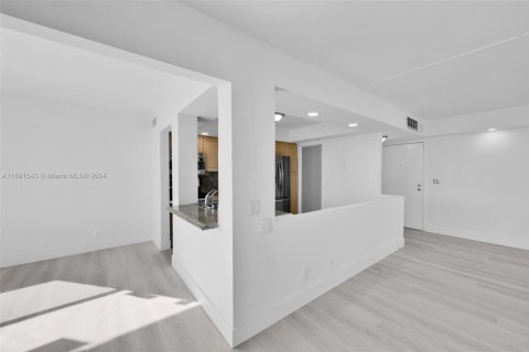 Condo in North Miami Beach, Florida, 2 bedrooms  № 1700386 - photo 12
