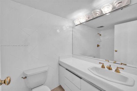Condo in North Miami Beach, Florida, 2 bedrooms  № 1700386 - photo 21