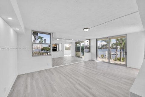 Condo in North Miami Beach, Florida, 2 bedrooms  № 1700386 - photo 7