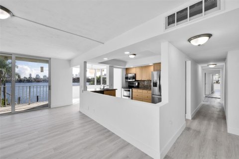 Condo in North Miami Beach, Florida, 2 bedrooms  № 1700386 - photo 3